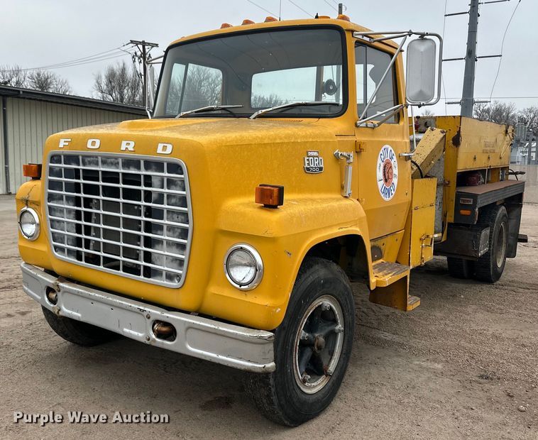 image for item ER8711 1982 Ford 700 oil distributor truck