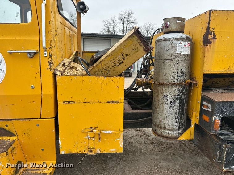 image for item ER8711 1982 Ford 700 oil distributor truck