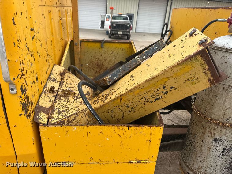 image for item ER8711 1982 Ford 700 oil distributor truck