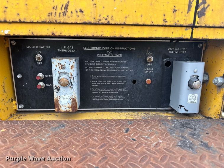 image for item ER8711 1982 Ford 700 oil distributor truck