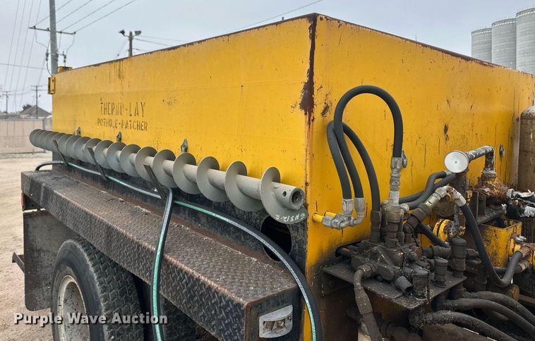 image for item ER8711 1982 Ford 700 oil distributor truck