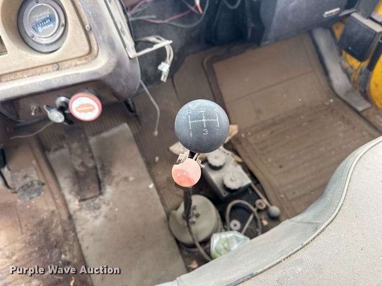 image for item ER8711 1982 Ford 700 oil distributor truck