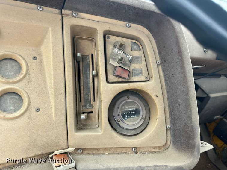 image for item ER8711 1982 Ford 700 oil distributor truck