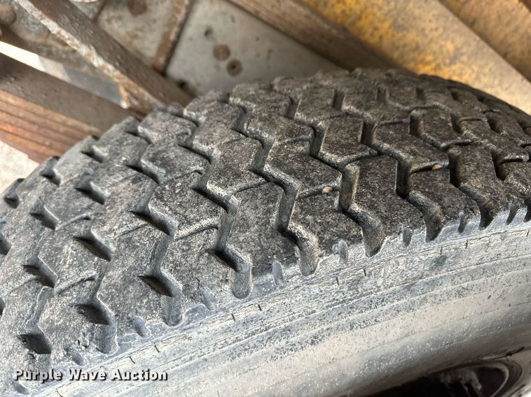 image for item ER8711 1982 Ford 700 oil distributor truck