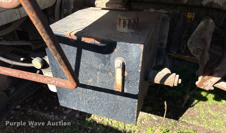 image for item EY9870 1995 International 4700 4x2 dump truck