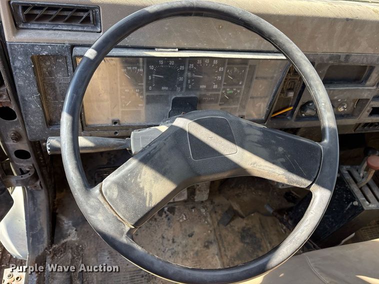 image for item EY9870 1995 International 4700 4x2 dump truck