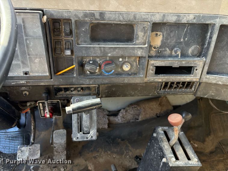 image for item EY9870 1995 International 4700 4x2 dump truck