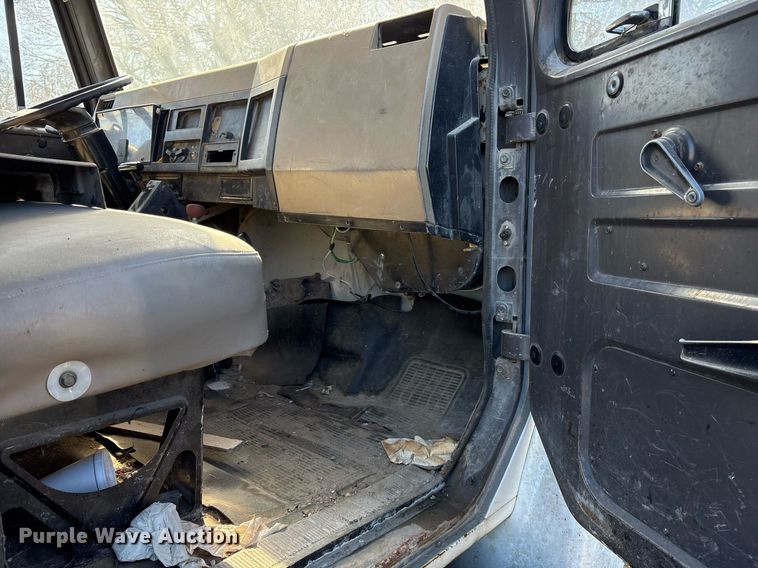 image for item EY9870 1995 International 4700 4x2 dump truck