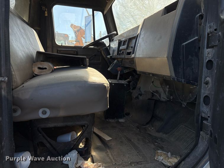 image for item EY9870 1995 International 4700 4x2 dump truck