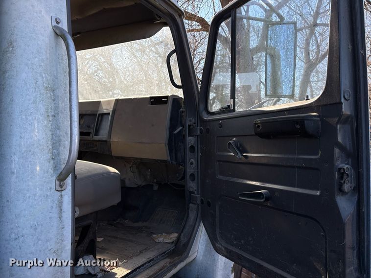 image for item EY9870 1995 International 4700 4x2 dump truck