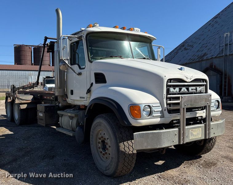 image for item EY9871 2007 Mack CV713 roll-off container truck