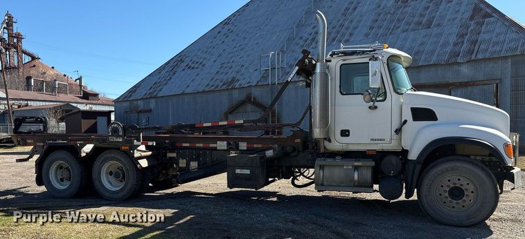 image for item EY9871 2007 Mack CV713 roll-off container truck