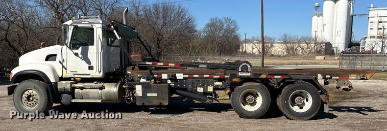 image for item EY9871 2007 Mack CV713 roll-off container truck