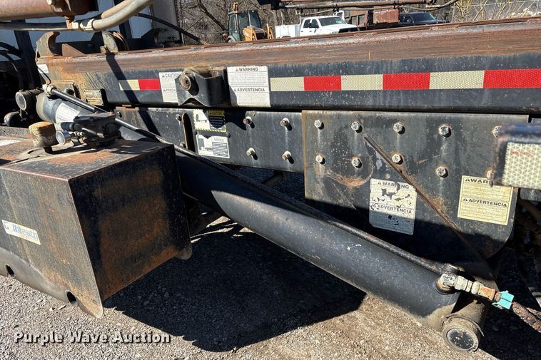 image for item EY9871 2007 Mack CV713 roll-off container truck