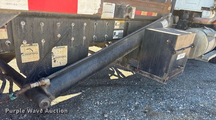 image for item EY9871 2007 Mack CV713 roll-off container truck