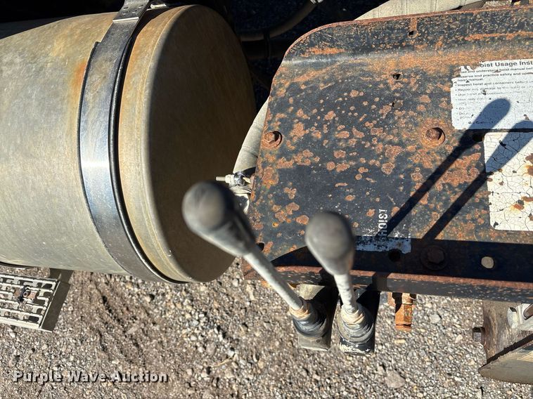 image for item EY9871 2007 Mack CV713 roll-off container truck