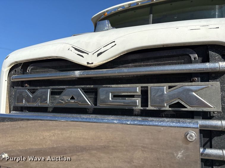 image for item EY9871 2007 Mack CV713 roll-off container truck