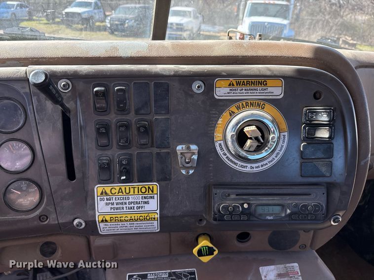 image for item EY9871 2007 Mack CV713 roll-off container truck