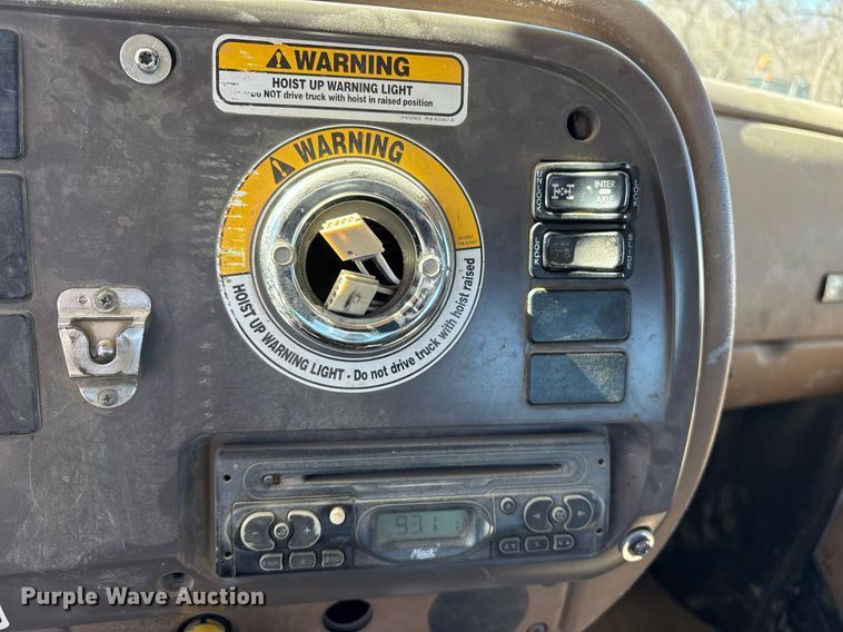 image for item EY9871 2007 Mack CV713 roll-off container truck