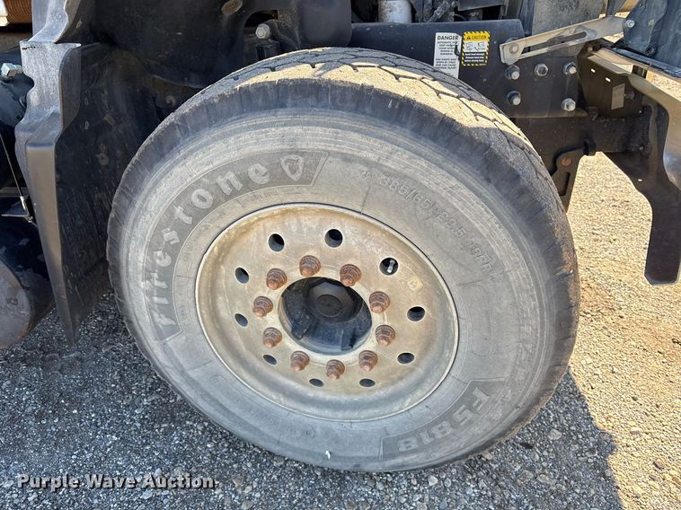 image for item EY9871 2007 Mack CV713 roll-off container truck