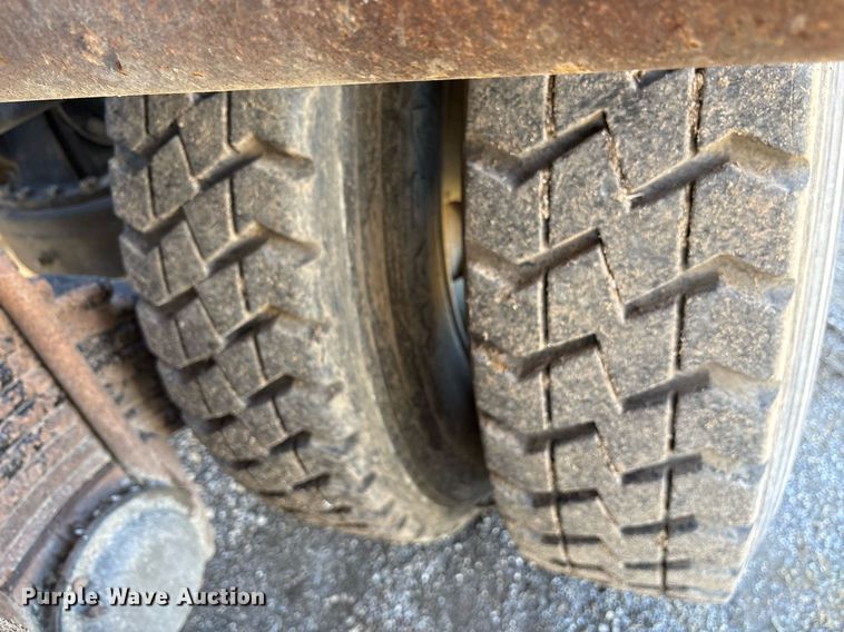 image for item EY9871 2007 Mack CV713 roll-off container truck