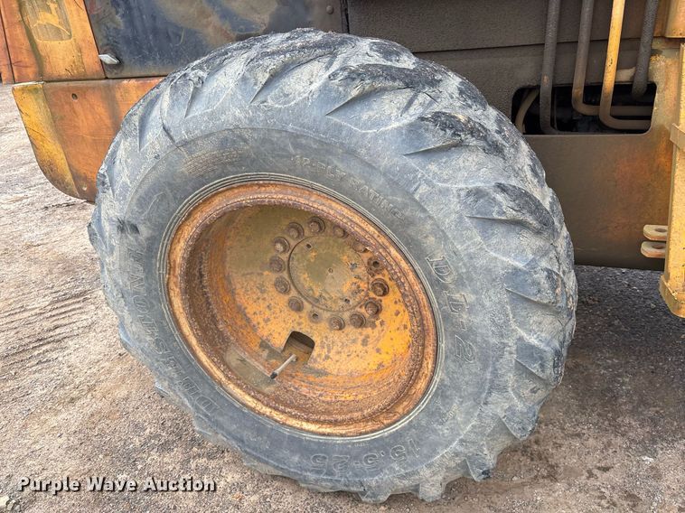 image for item EY9900 1980 John Deere JD444 wheel loader