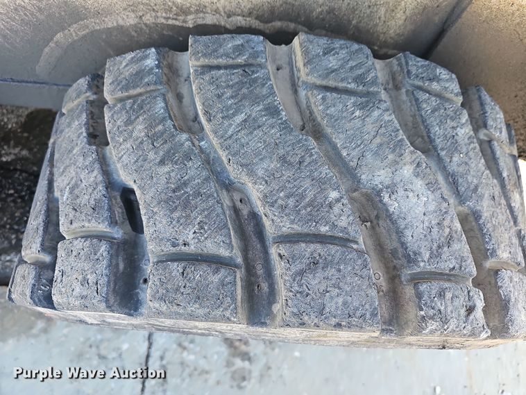 image for item NI9487 1993 Bobcat 843B skid steer loader