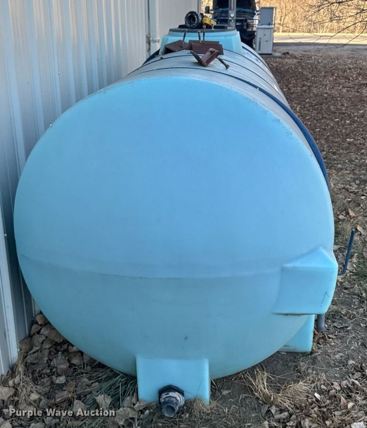 image for item NN9551 1,000 gallon poly tank