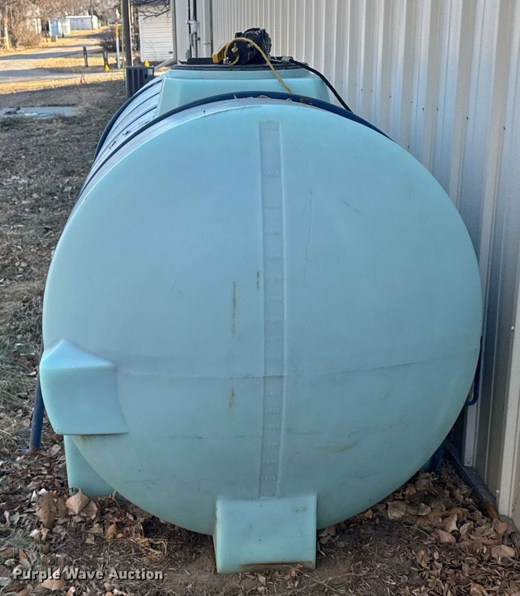 image for item NN9551 1,000 gallon poly tank