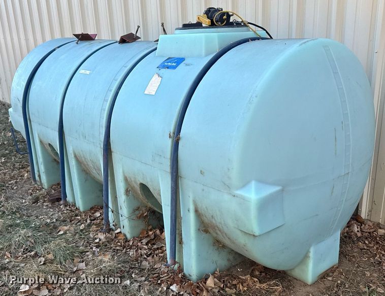 image for item NN9551 1,000 gallon poly tank