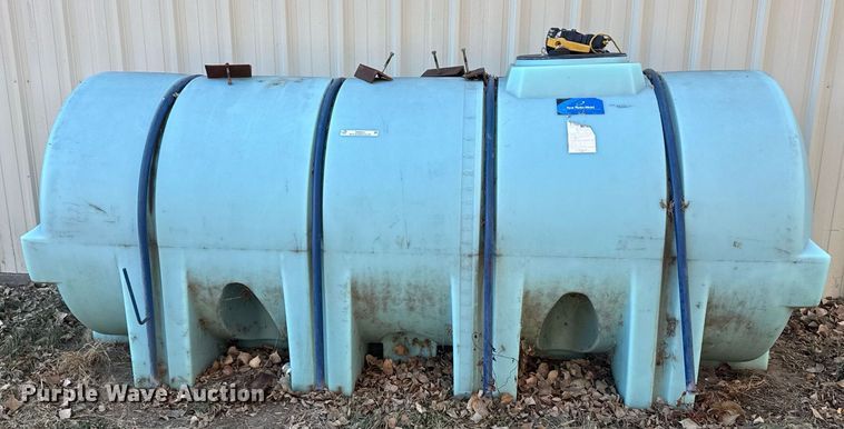 image for item NN9551 1,000 gallon poly tank