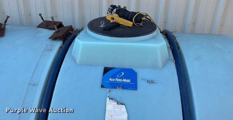 image for item NN9551 1,000 gallon poly tank