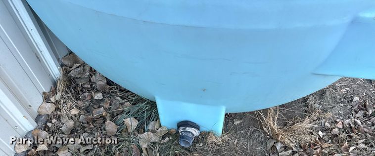 image for item NN9551 1,000 gallon poly tank
