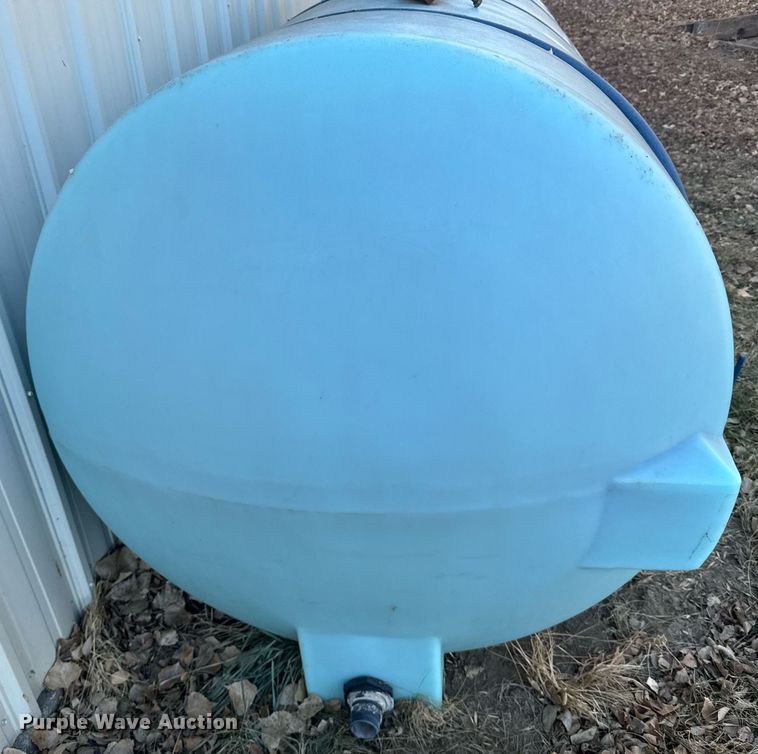 image for item NN9551 1,000 gallon poly tank