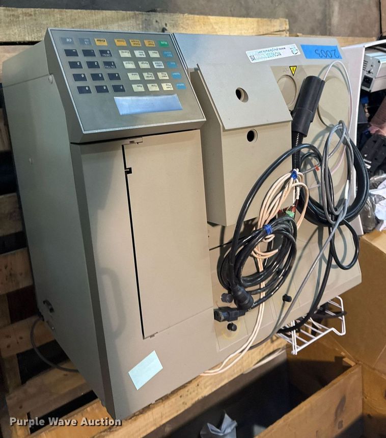 image for item NO9605 Perkin Elmer AutoSystem XL gas chromatograph