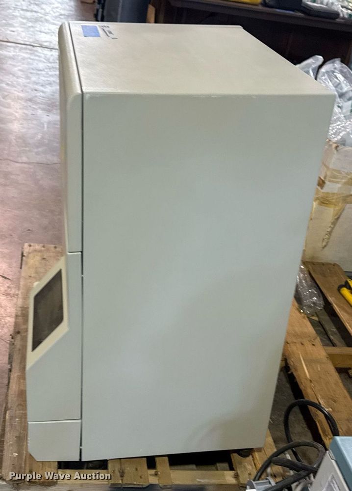 image for item NO9607 ABI Prism 310 genetic analyzer