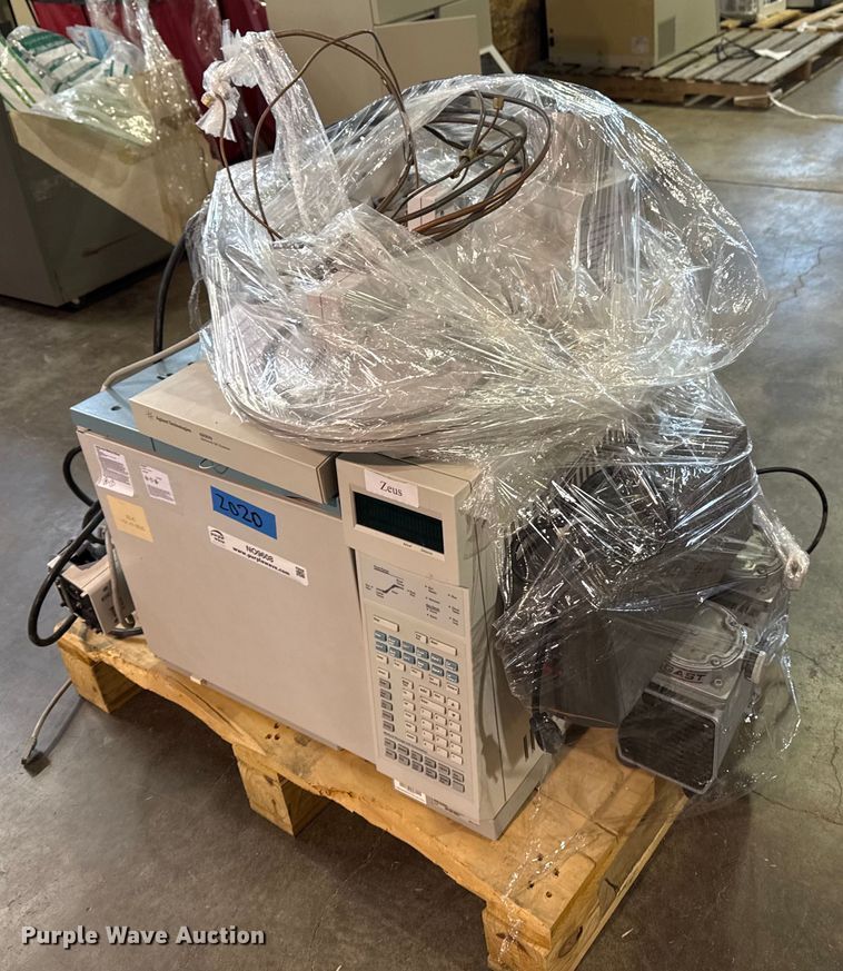 image for item NO9608 Agilent 6890N gas chromatograph
