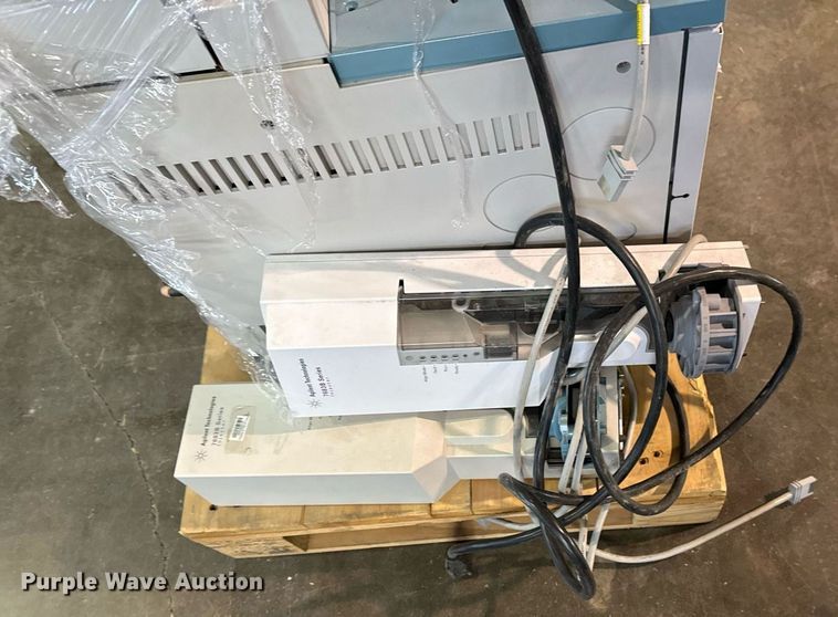 image for item NO9608 Agilent 6890N gas chromatograph
