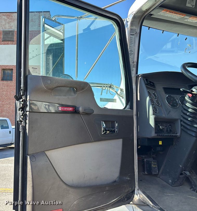 image for item NO9648 2017 Kenworth T370 grapple crane truck