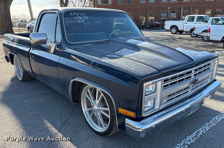 image for item NO9652 1985 Chevrolet C10 pickup truck