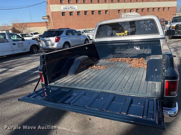 image for item NO9652 1985 Chevrolet C10 pickup truck