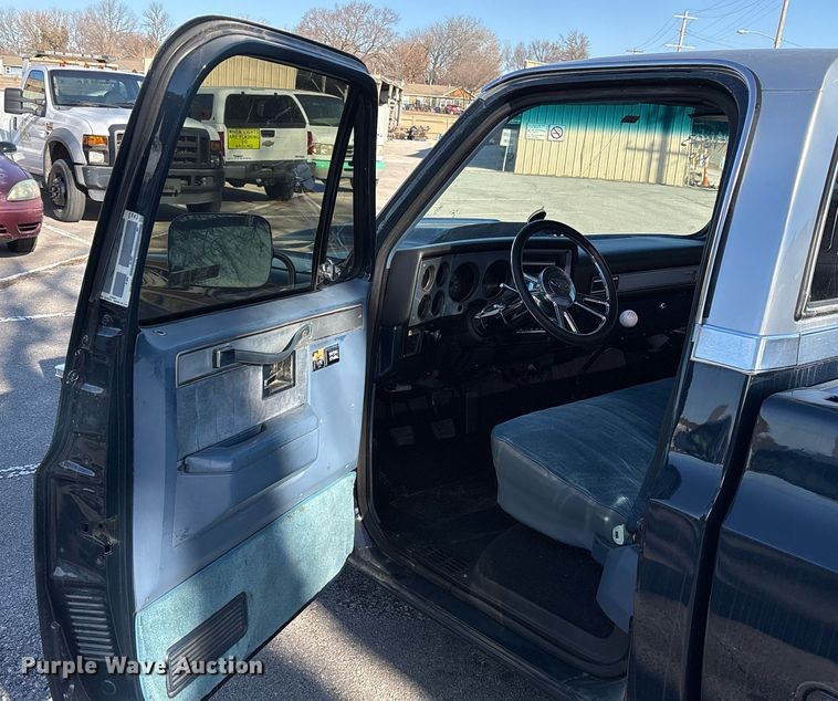 image for item NO9652 1985 Chevrolet C10 pickup truck