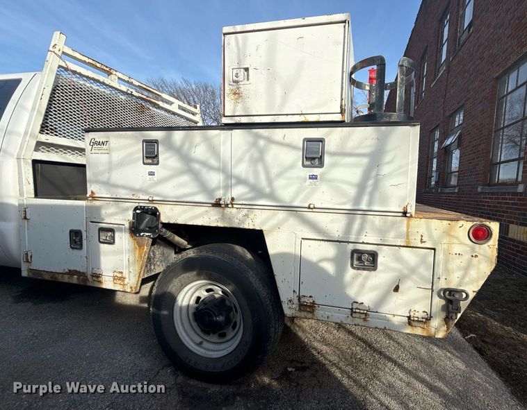 image for item NO9658 2002 Ford F250 Super Duty SuperCab utility bed pickup truck