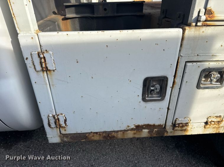 image for item NO9658 2002 Ford F250 Super Duty SuperCab utility bed pickup truck