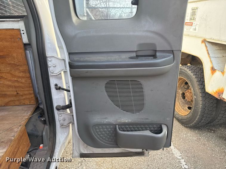 image for item NO9658 2002 Ford F250 Super Duty SuperCab utility bed pickup truck