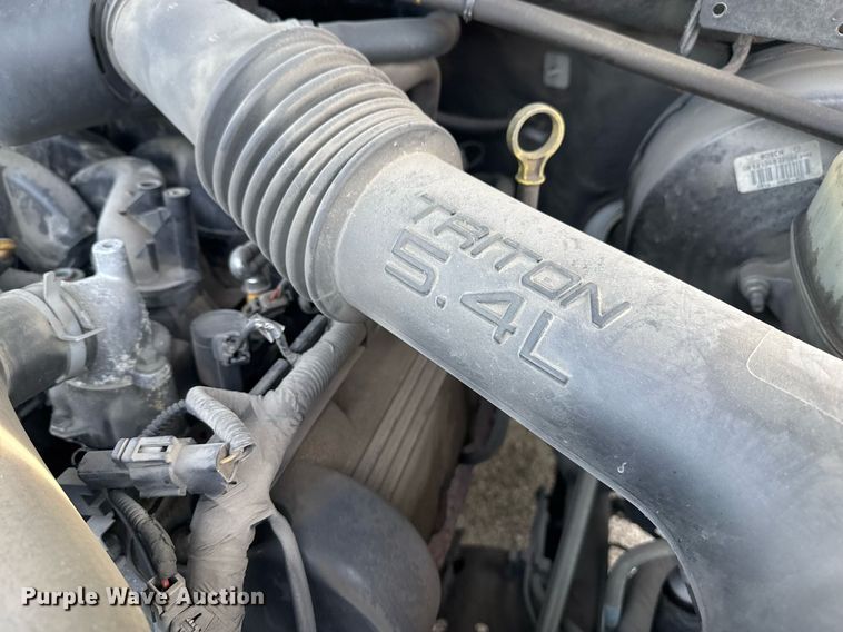 image for item NO9658 2002 Ford F250 Super Duty SuperCab utility bed pickup truck