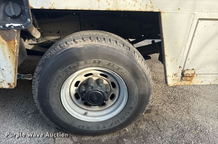 image for item NO9658 2002 Ford F250 Super Duty SuperCab utility bed pickup truck