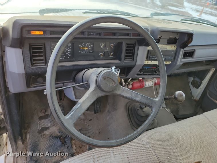 image for item OH9499 1996 Ford F700 refrigerated truck