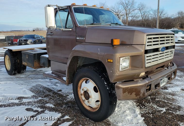 image for item OH9500 1992 Ford F700 truck cab and chassis