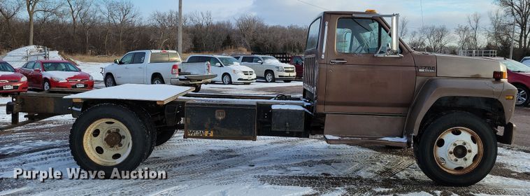 image for item OH9500 1992 Ford F700 truck cab and chassis